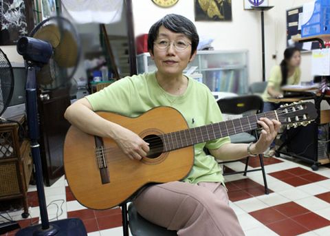 giáo sư Michiko đàn hát nhạc Trịnh rất hay