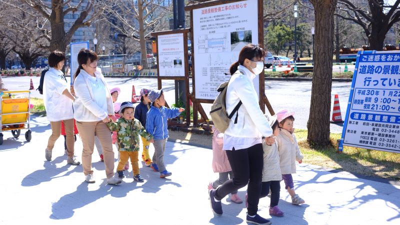 trẻ em Nhật được dạy xếp hàng