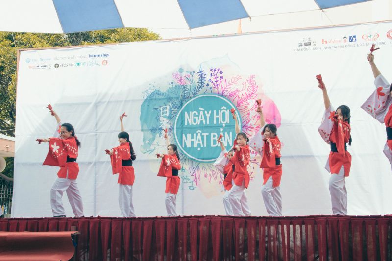 Tiếp nối thành công của các năm trước, “Ngày hội Nhật Bản” năm 2017 với chủ đề “Phiêu lưu” do CLB tiếng Nhật trường ĐH Ngoại Thương TP.HCM FJC đã được tổ chức vào ngày 14/5 vừa qua. 1 ngày hội mô phỏng 4 mùa, 17 gian hàng, 20 đối tác và hơn 2.000 vé được bán ra là những con số cực kì ấn tượng về ngày hội này. Sức hấp dẫn của “Ngày hội Nhật Bản 2017” không chỉ đến từ chủ đề “Phiêu lưu” mô phỏng lại những chuyến đi qua nhiều khung cảnh và thời gian mà còn qua những hoạt động giao lưu văn hóa đầy màu sắc và tràn ngập niềm vui. Hãy cùng Kilala điểm lại những khoảnh khắc đáng nhớ trong chuyến “Phiêu lưu” năm nay nhé! ngà hội nhật bản 2017 ngà hội nhật bản 2017 ngà hội nhật bản 2017 ngà hội nhật bản 2017 ngà hội nhật bản 2017 Tiếp nối thành công của các năm trước, “Ngày hội Nhật Bản” năm 2017 với chủ đề “Phiêu lưu” do CLB tiếng Nhật trường ĐH Ngoại Thương TP.HCM FJC đã được tổ chức vào ngày 14/5 vừa qua. 1 ngày hội mô phỏng 4 mùa, 17 gian hàng, 20 đối tác và hơn 2.000 vé được bán ra là những con số cực kì ấn tượng về ngày hội này. Sức hấp dẫn của “Ngày hội Nhật Bản 2017” không chỉ đến từ chủ đề “Phiêu lưu” mô phỏng lại những chuyến đi qua nhiều khung cảnh và thời gian mà còn qua những hoạt động giao lưu văn hóa đầy màu sắc và tràn ngập niềm vui. Hãy cùng Kilala điểm lại những khoảnh khắc đáng nhớ trong chuyến “Phiêu lưu” năm nay nhé! ngà hội nhật bản 2017 ngà hội nhật bản 2017 ngà hội nhật bản 2017 ngà hội nhật bản 2017 ngà hội nhật bản 2017