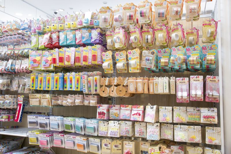 sản phẩm đa dạng của cửa hàng 100 yên