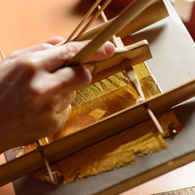 đem vàng cắt thành miếng