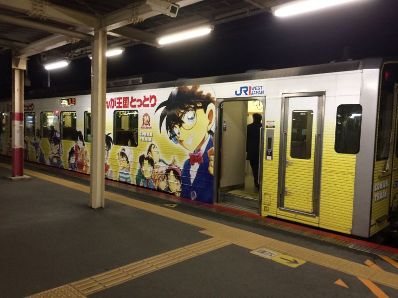 Tàu JR trang trí hình Conan