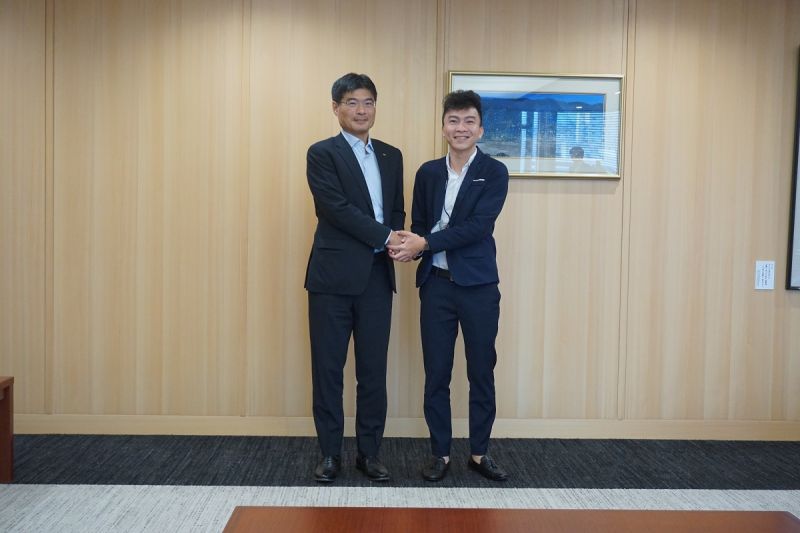 Anh Phạm Quang Đức diện kiến Phó Tỉnh trưởng tỉnh Nagasaki