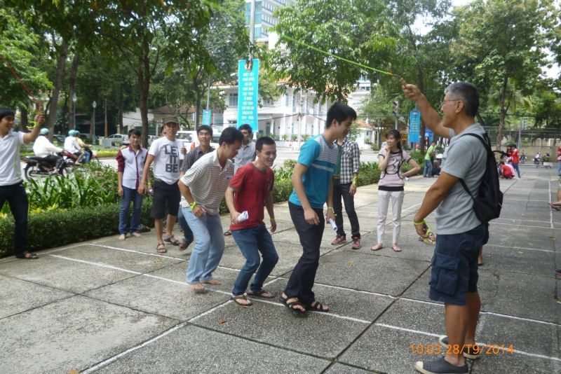 thầy Tatsuji Takamiya