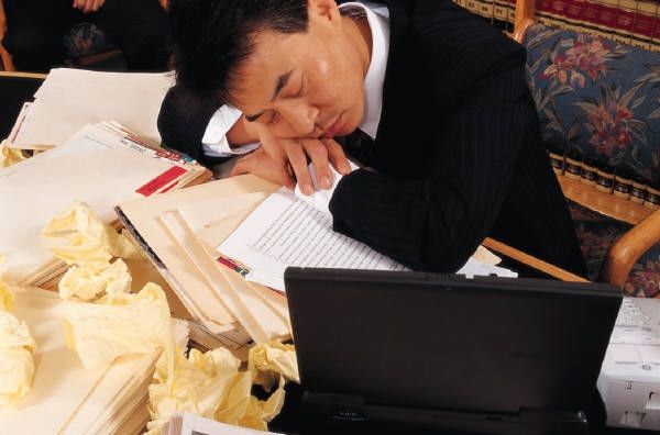 đàn ông Nhật làm việc quần quật để đảm bảo tài chính