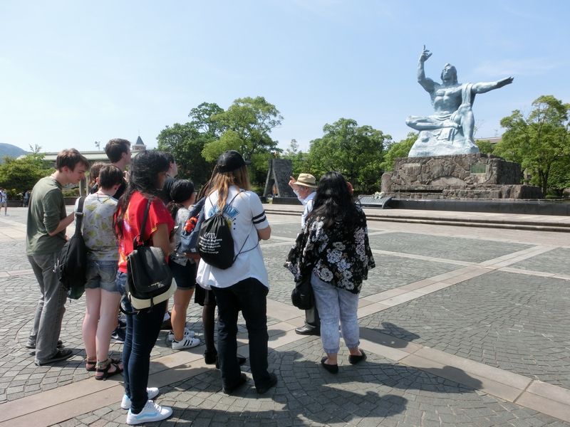 Học về lịch sử và bom nguyên tử ở Nagasaki