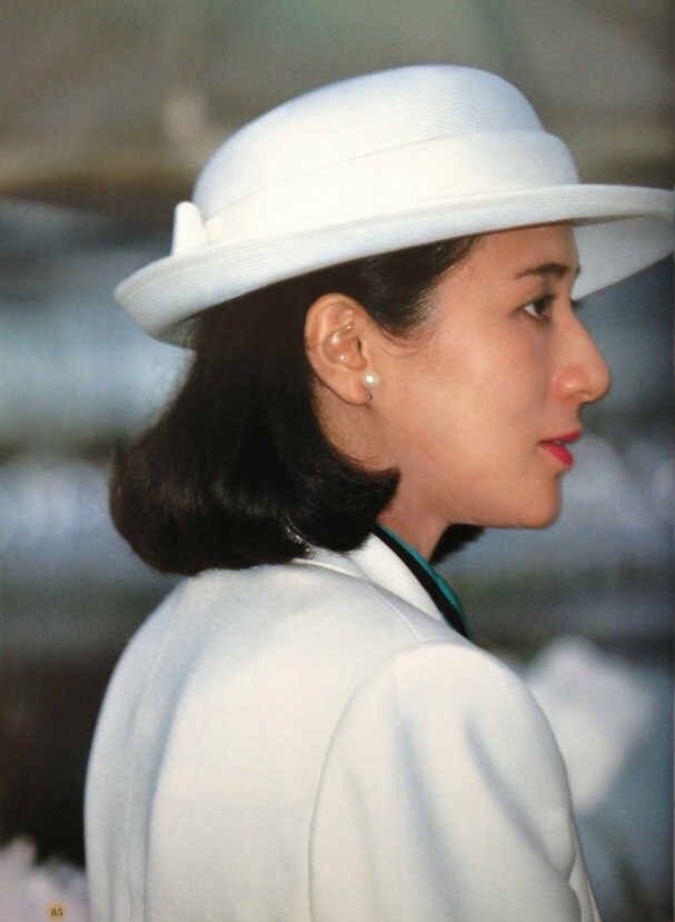 cha mẹ thuyết phục Masako lấy Thái tử Naruhito