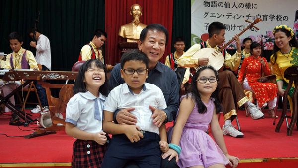 Đại sứ đặc biệt Sugi Ryotaro và học sinh Trường PTCS Nguyễn Đình Chiểu