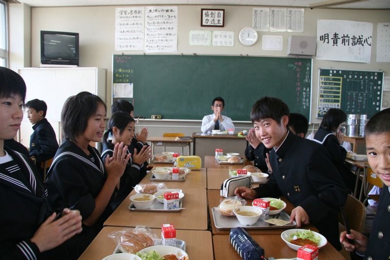 học sinh ăn trưa cùng giáo viên