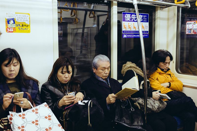 Vì sao Nhật Bản không cho phép gọi điện thoại trên xe điện?