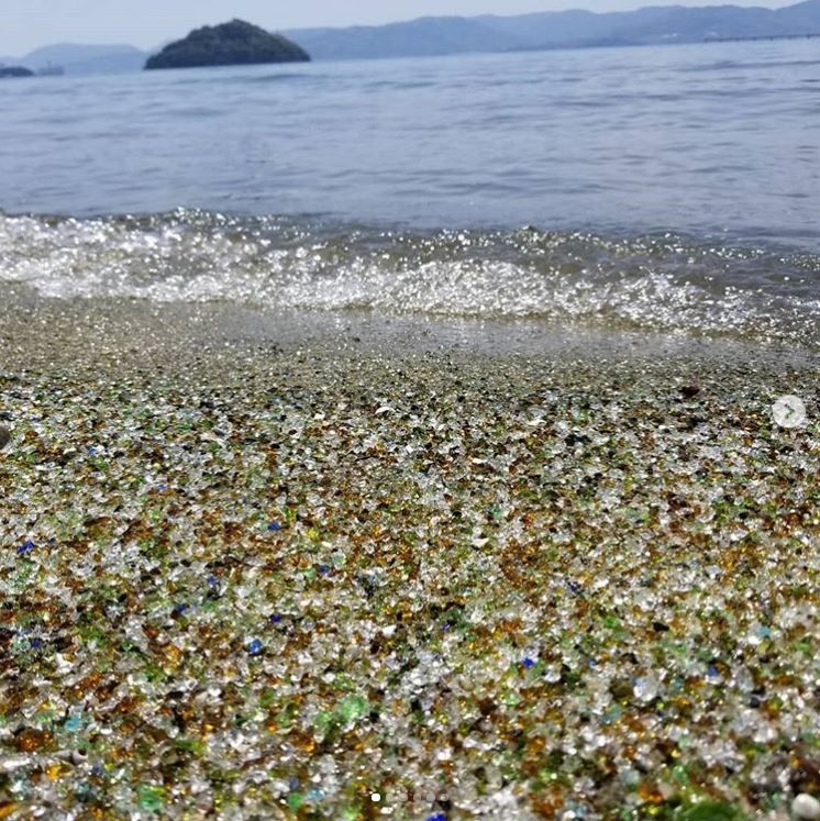 Bãi biển phủ đầy thủy tinh màu tái chế tuyệt đẹp ở Nagasaki