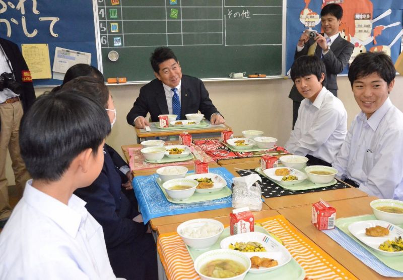 học sinh ăn cơm cùng giáo viên
