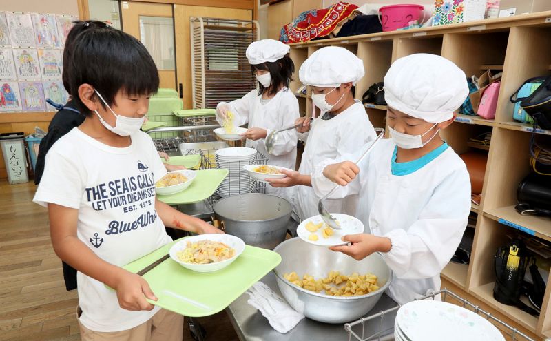 học sinh phục vụ cơm trưa