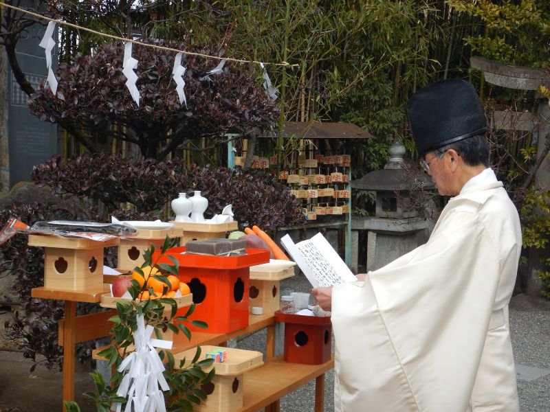 Nghi lễ Kim gãy được tổ chức ở một đèn thờ