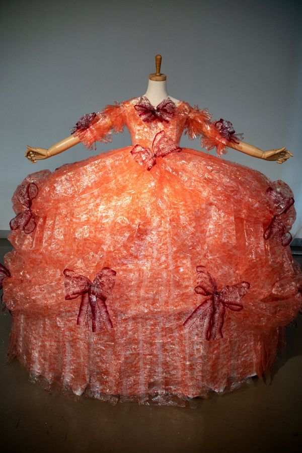 chiếc váy dạ hội được thiết kế từ 4.000 mảnh giấy gói kẹo