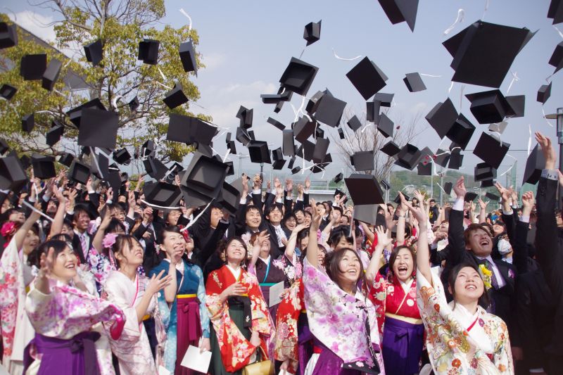 sinh viên Nhật Bản mặc gì trong lễ tốt nghiệp