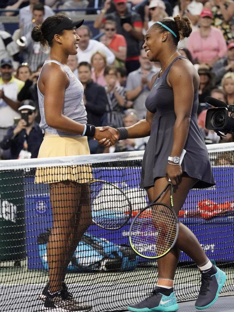 Osaka trong một trấn đấu cùng với Serena Williams