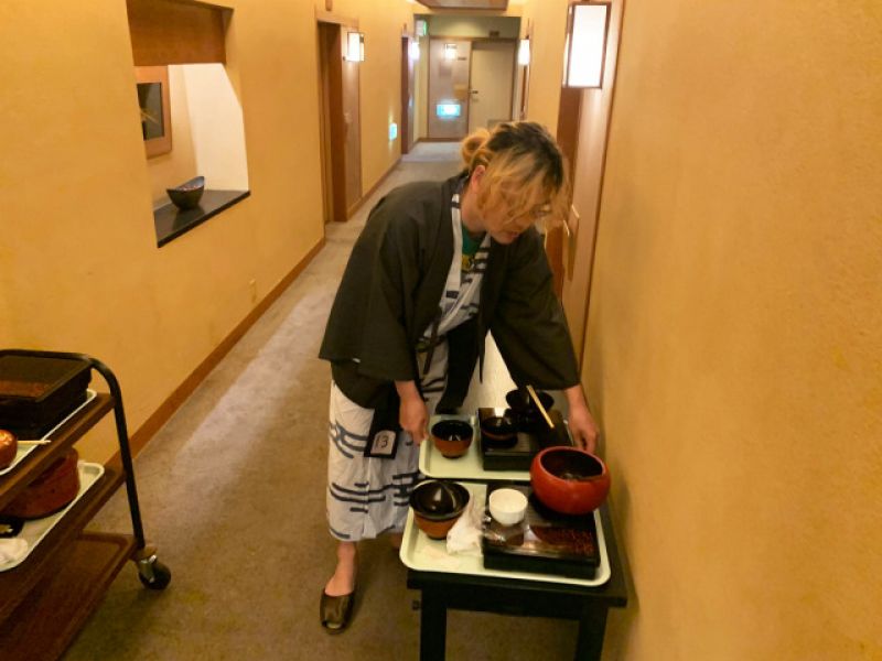 bữa ăn tự phục vụ tại khách sạn Houshi Ryokan