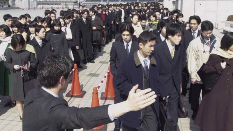 sinh viên tốt nghiệp xếp hàng dài trong hội chợ việc làm tại Tokyo năm 2000