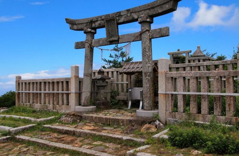ngôi đền trên đỉnh yahiko