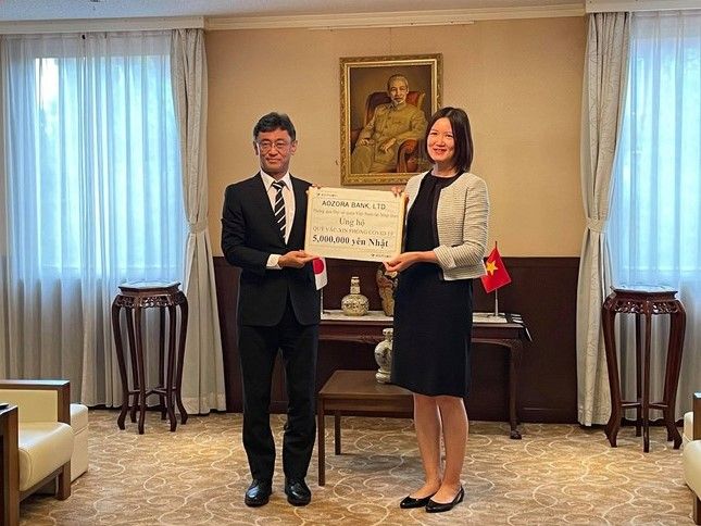 あおぞら銀行 専務執行役員の伊東武氏（左）　ⓒ VOV5