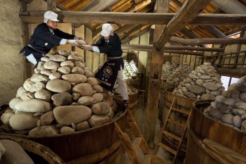 Để thành thục kỹ thuật xếp đá lên thùng Hatcho Miso, người thợ phải học từ 10-20 năm. Ảnh: aichi-now.jp