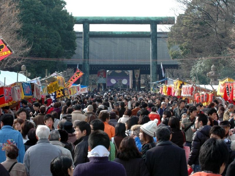 Ngôi đền luôn thu hút lượng lớn người đến viếng thăm. Ảnh: Yasukuni Jinja
