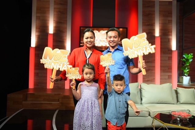 家族でテレビ出演した時の様子　ⓒ Vietnam Net