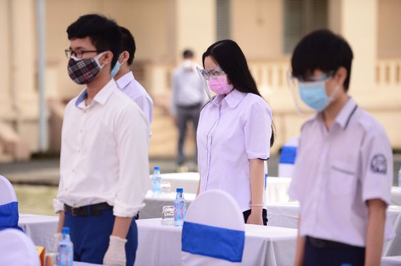 新型コロナウイルスで亡くなった人を追悼し黙祷を捧げる ⓒ Tuoi Tre 新型コロナウイルスで亡くなった人を追悼し黙祷を捧げる ⓒ Tuoi Tre