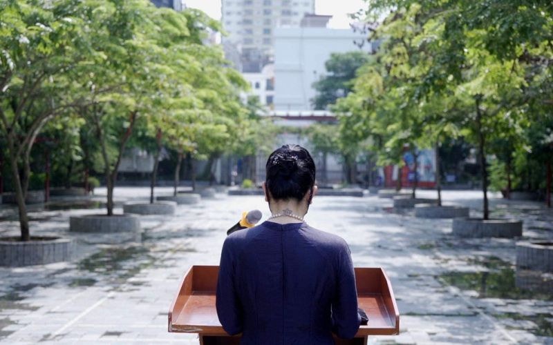 学生がいない校庭で新学期のスピーチをするハノイのルオン・ザ・ヴィン中高校の副校長 ⓒ Tuoi Tre 学生がいない校庭で新学期のスピーチをするハノイのルオン・ザ・ヴィン中高校の副校長 ⓒ Tuoi Tre