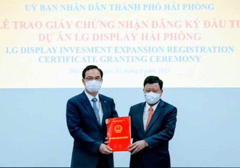 LGディスプレイ・ベトナム・ハイフォン社の代表者に投資拡大登録証を手渡すハイフォン経済区庁のレー・チュン・キエン長官(右) ⓒ Saigon Times LGディスプレイ・ベトナム・ハイフォン社の代表者に投資拡大登録証を手渡すハイフォン経済区庁のレー・チュン・キエン長官(右) ⓒ Saigon Times