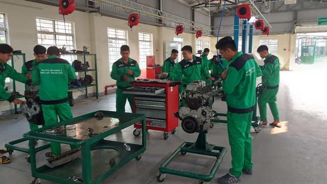 ダナンの自動車工場での職業訓練に参加する中部地方のベトナム人学生　ⓒ Vietnam News