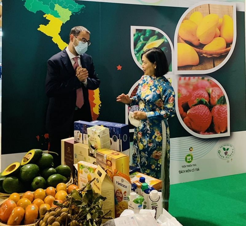 イタリアの企業と話し合うグエン・ティ・ビック・フエ駐イタリア大使 ⓒ VOV イタリアの企業と話し合うグエン・ティ・ビック・フエ駐イタリア大使 ⓒ VOV