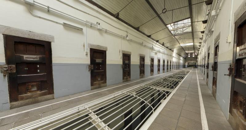 khách sạn nhà tù