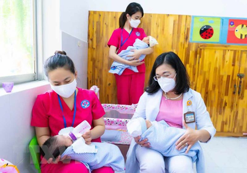 新型コロナウイルスに感染した母親を持つ子供たちを世話する医療従事者 ⓒ Saigon Times 新型コロナウイルスに感染した母親を持つ子供たちを世話する医療従事者 ⓒ Saigon Times