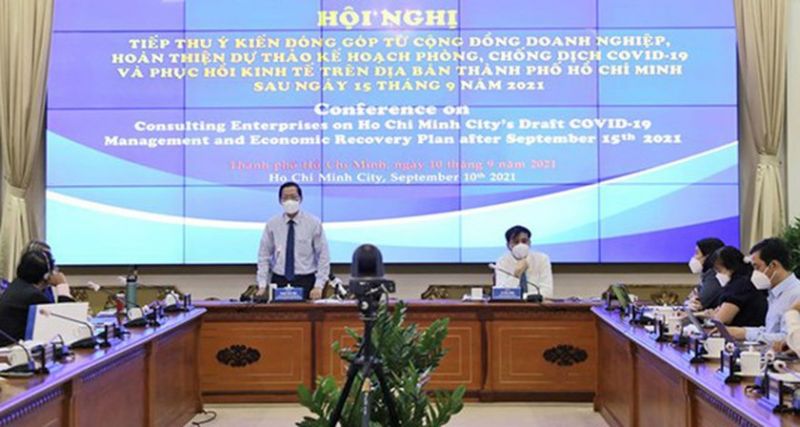 会議で発言するホーチミン市人民委員会のファン・ヴァン・マイ委員長 ⓒ Saigon Giai Phong 会議で発言するホーチミン市人民委員会のファン・ヴァン・マイ委員長 ⓒ Saigon Giai Phong