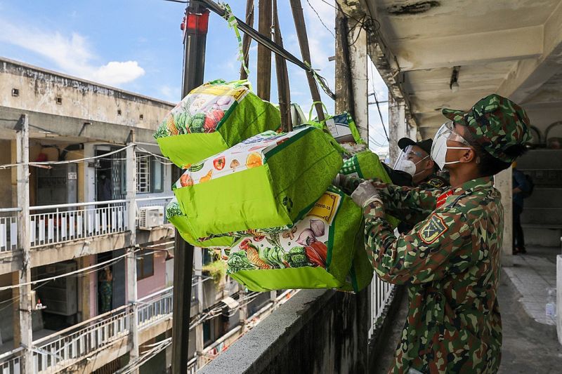 クレーンオペレーターと連携して物資を受け取る兵士　ⓒ Vn Express