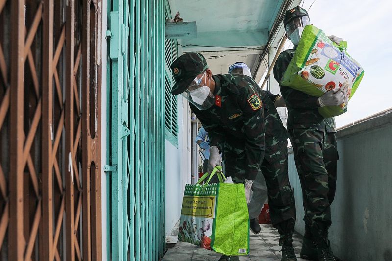 各家庭の玄関先に配る兵士　ⓒ Vn Express