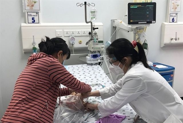 治療を受けるデング熱の新生児 ⓒ Vietnam News 治療を受けるデング熱の新生児 ⓒ Vietnam News