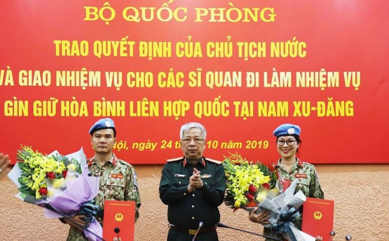 国際連合南スーダン派遣団での軍事監視員として任命されるレ・ゴック・ソン大佐とグエン・ティ・ミン・フオン中佐(右) ⓒ Thoi Dai 国際連合南スーダン派遣団での軍事監視員として任命されるレ・ゴック・ソン大佐とグエン・ティ・ミン・フオン中佐(右) ⓒ Thoi Dai