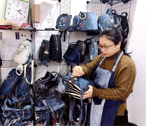 ガンさんのリサイクルバッグのブランドは6年目を迎えオンラインコミュニティでも有名となった ⓒ Vietnam Net ガンさんのリサイクルバッグのブランドは6年目を迎えオンラインコミュニティでも有名となった ⓒ Vietnam Net