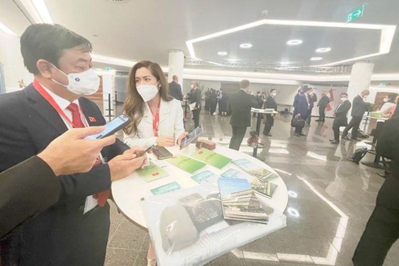 2021年9月に開催されたベトナム・オーストリアビジネスフォーラムでのグエン・ゴック・フエンさん ⓒ Saigon GiaiPhong 2021年9月に開催されたベトナム・オーストリアビジネスフォーラムでのグエン・ゴック・フエンさん ⓒ Saigon GiaiPhong