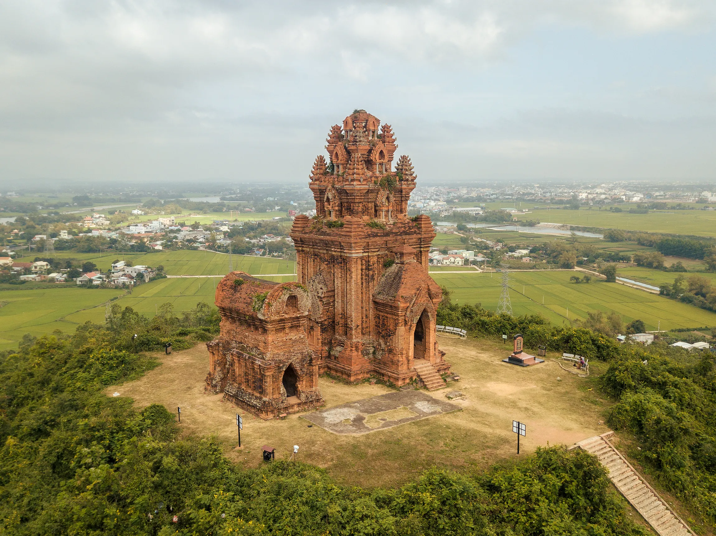 塔の頂上から地平線に向かって、遠くに静かな田園地帯を見ることができる。ここにはベトナムの村の生活の見慣れた美しさが今も残っている　ⓒ URBANIST
