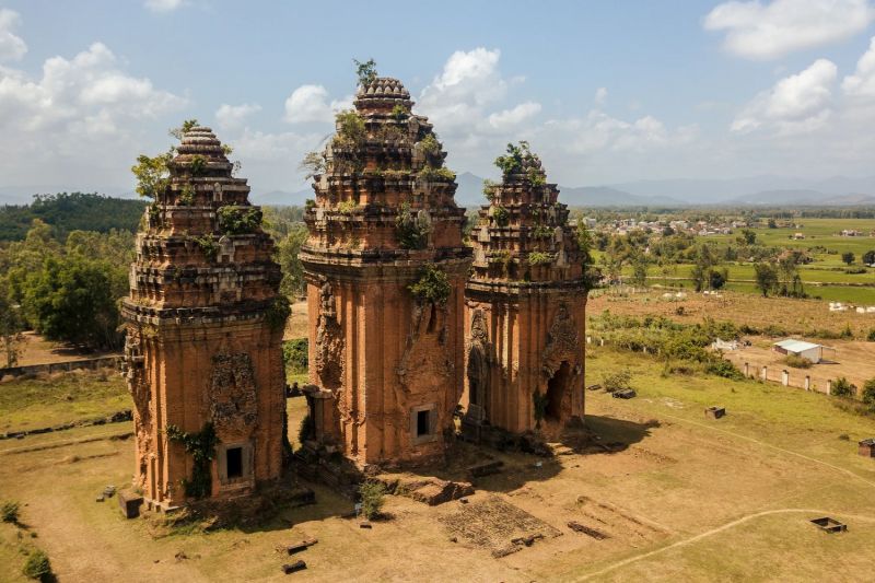 クイニョンから約40 kmの場所にあり、3つの塔はすべて東向きで、最大の塔の高さは24m。塔には木や花、動物や人の形で多くの種類のレリーフがありクメール文化の影響を受けて建てられたと推測できる　ⓒ URBANIST