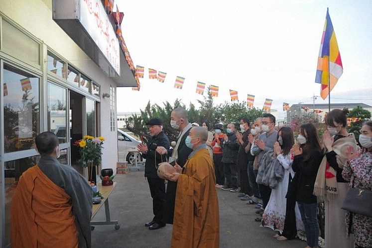 完成を祝って祈りを唱えるティク・タム・チー住職 ⓒ Thoi Dai 完成を祝って祈りを唱えるティク・タム・チー住職 ⓒ Thoi Dai