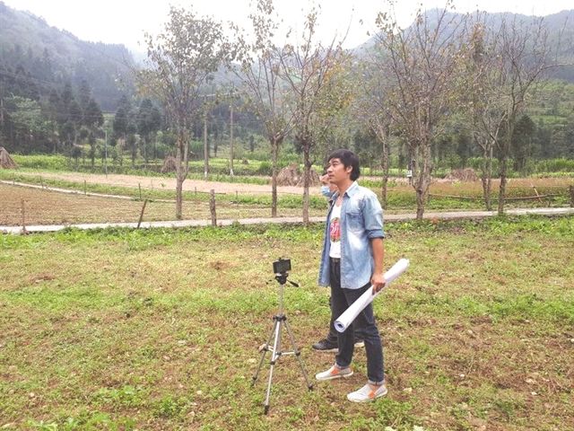 オンラインツアーの準備のために現場を調査するティエンさん ⓒ Vietnam News オンラインツアーの準備のために現場を調査するティエンさん ⓒ Vietnam News