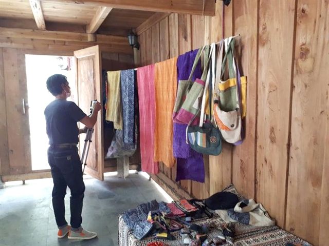 日本人観光客の関心は、少数民族の民族衣装に施された刺繍模様にあるという ⓒ Vietnam News 日本人観光客の関心は、少数民族の民族衣装に施された刺繍模様にあるという ⓒ Vietnam News