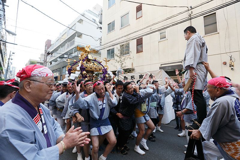 trang-phuc-mac-khieng-kieu-mikoshi