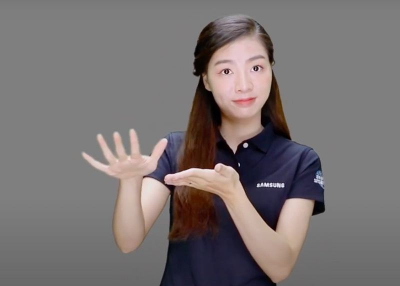 手話を使ったカスタマーサービス相談をしているスタッフ ⓒ ictnews