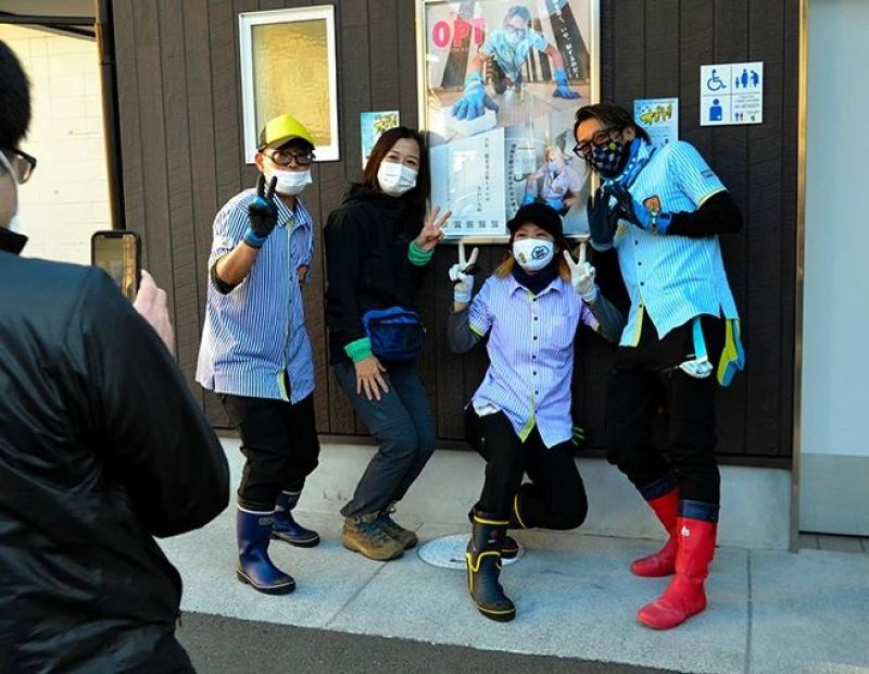 nhóm ông oji chụp hình bên poser opt